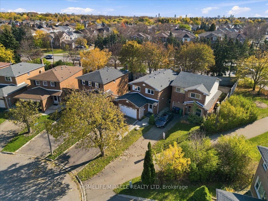 Photo of 24 Huntley Court, Brampton, ON L6Z 1X8 (MLS # W14123092)