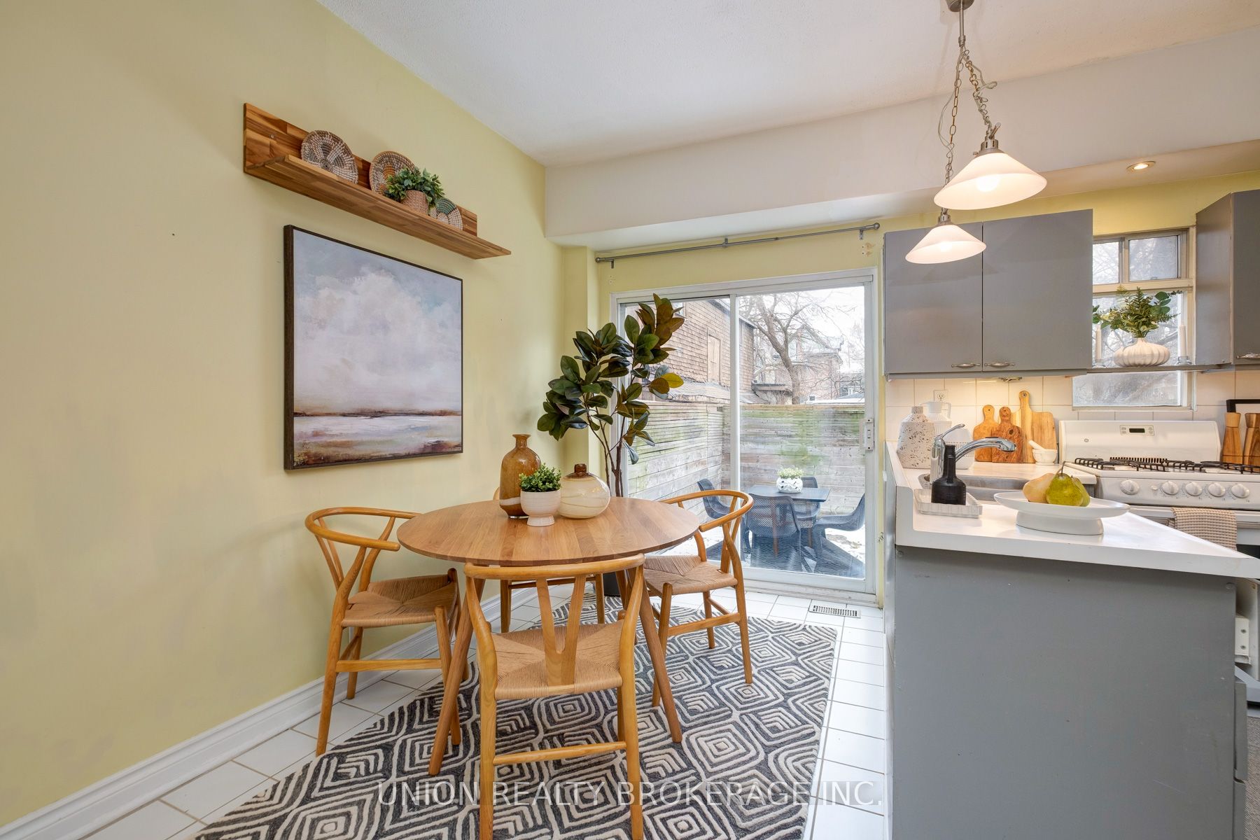 211 De Grassi Street