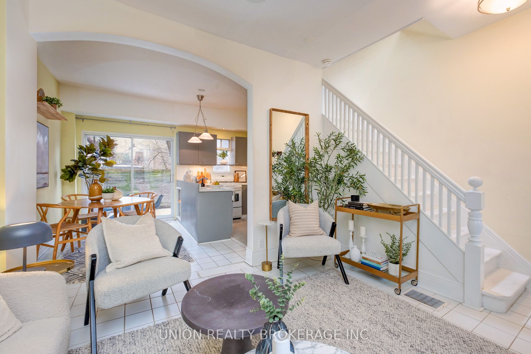 211 De Grassi Street