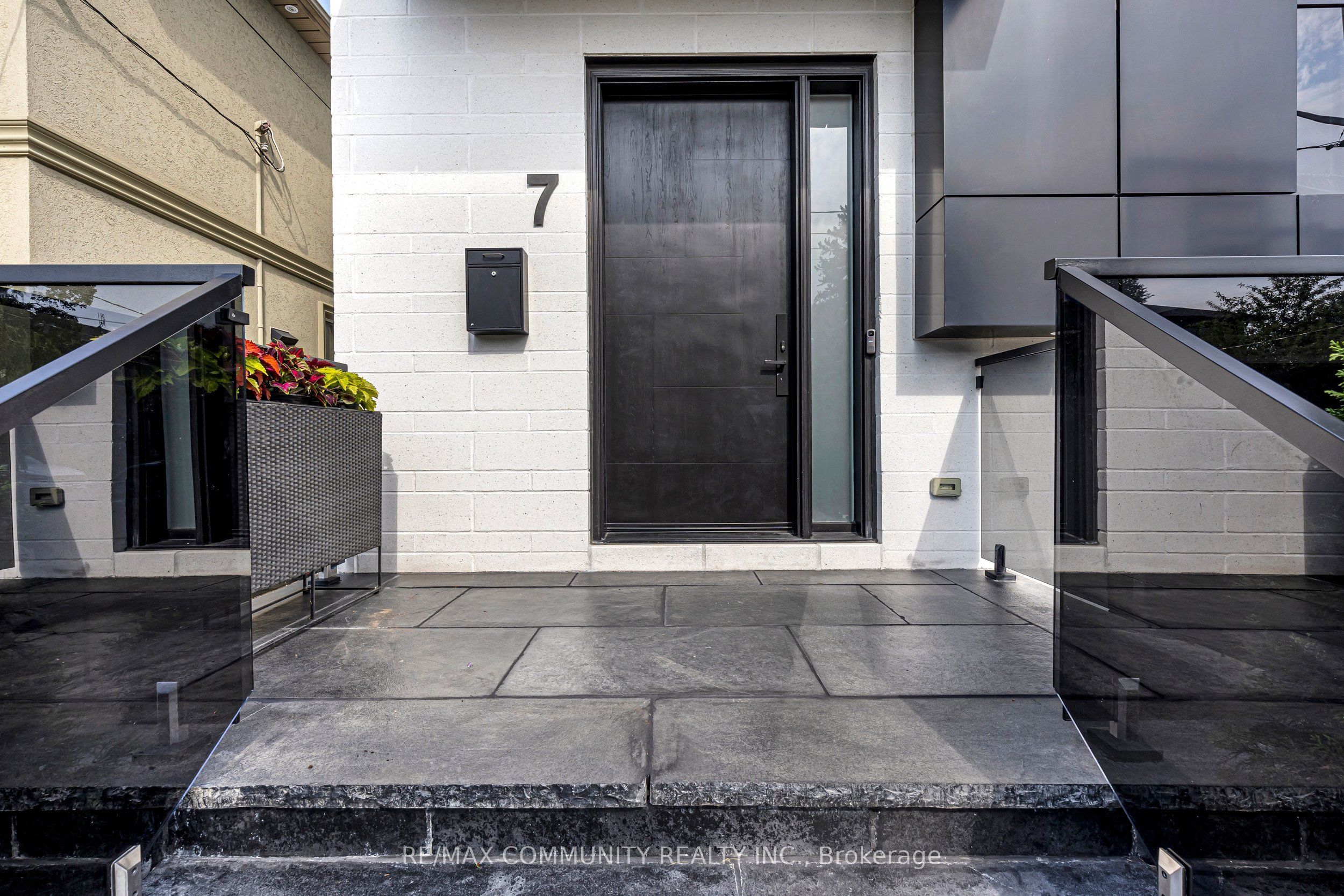 7 Derwyn Road