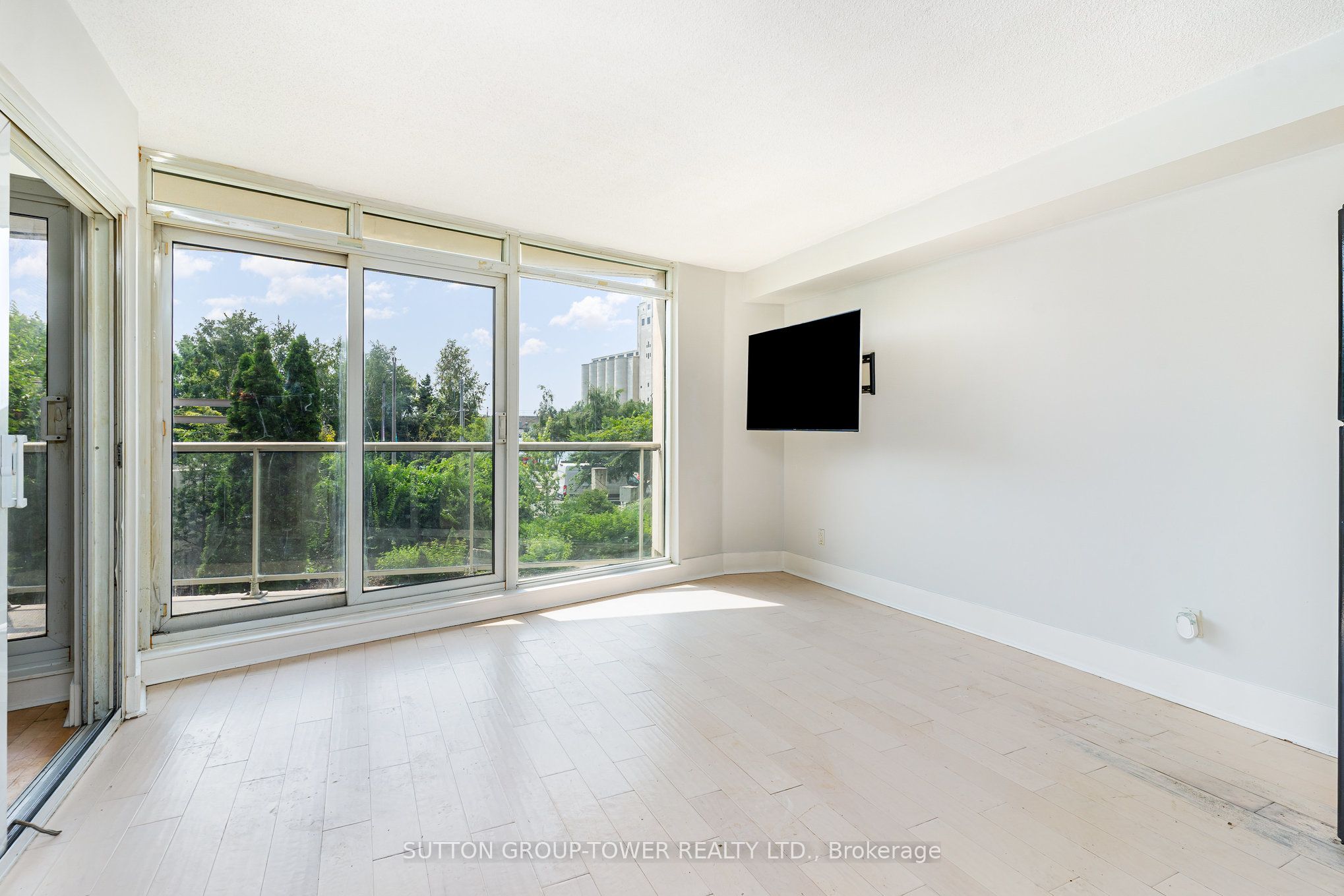 550 Queens Quay W 220