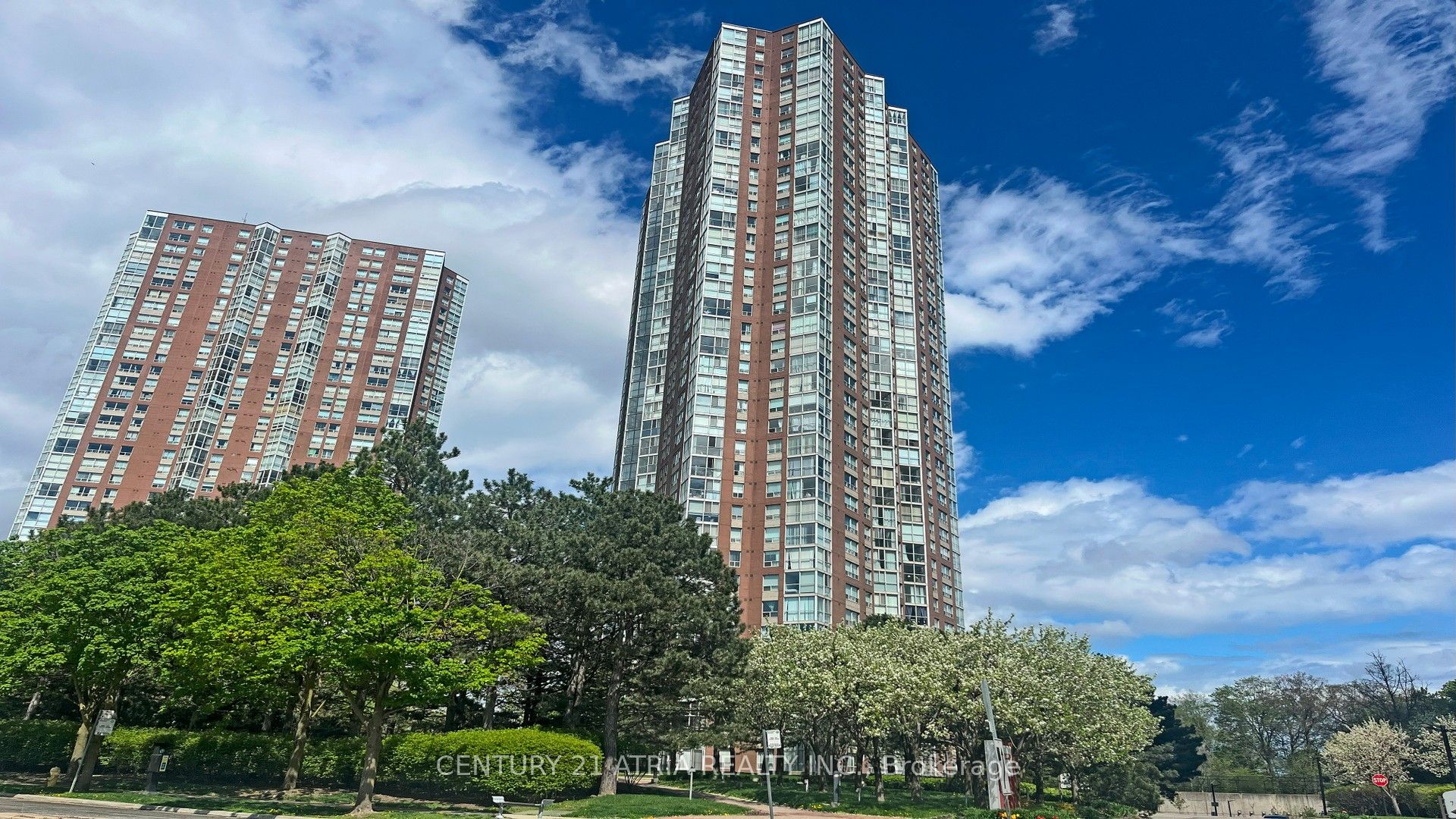 Photo 1 of 50 — 5 Concorde Place 2502, Toronto, ON M3C 3M8