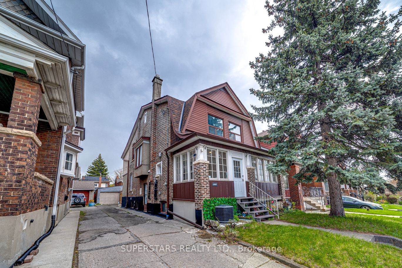 Photo 1 of 31 — 1587 DUFFERIN Street W, Toronto, ON M6H 3L5