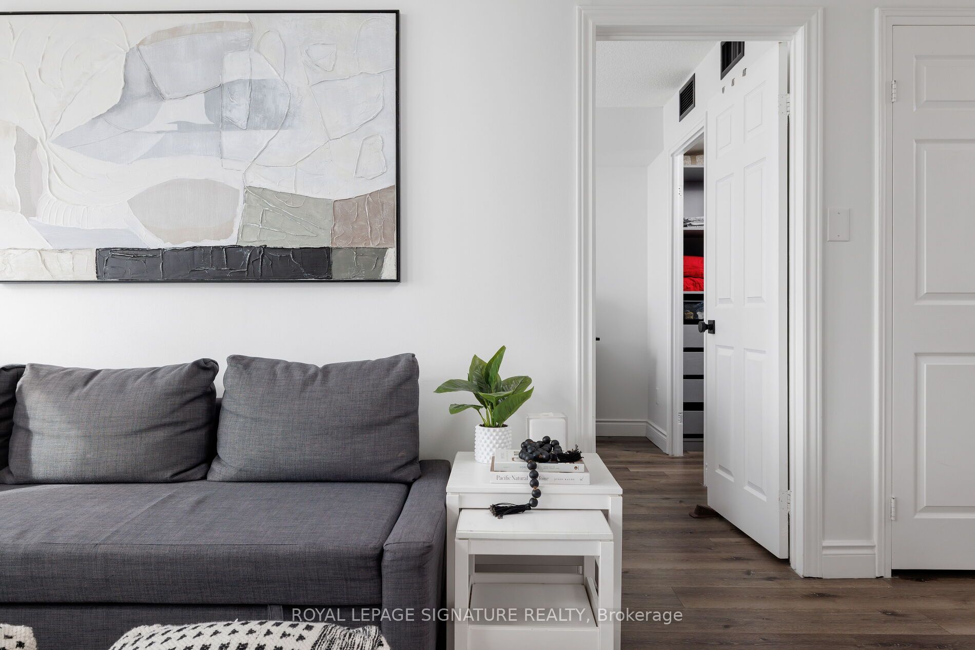 880 Dundas Street W 909