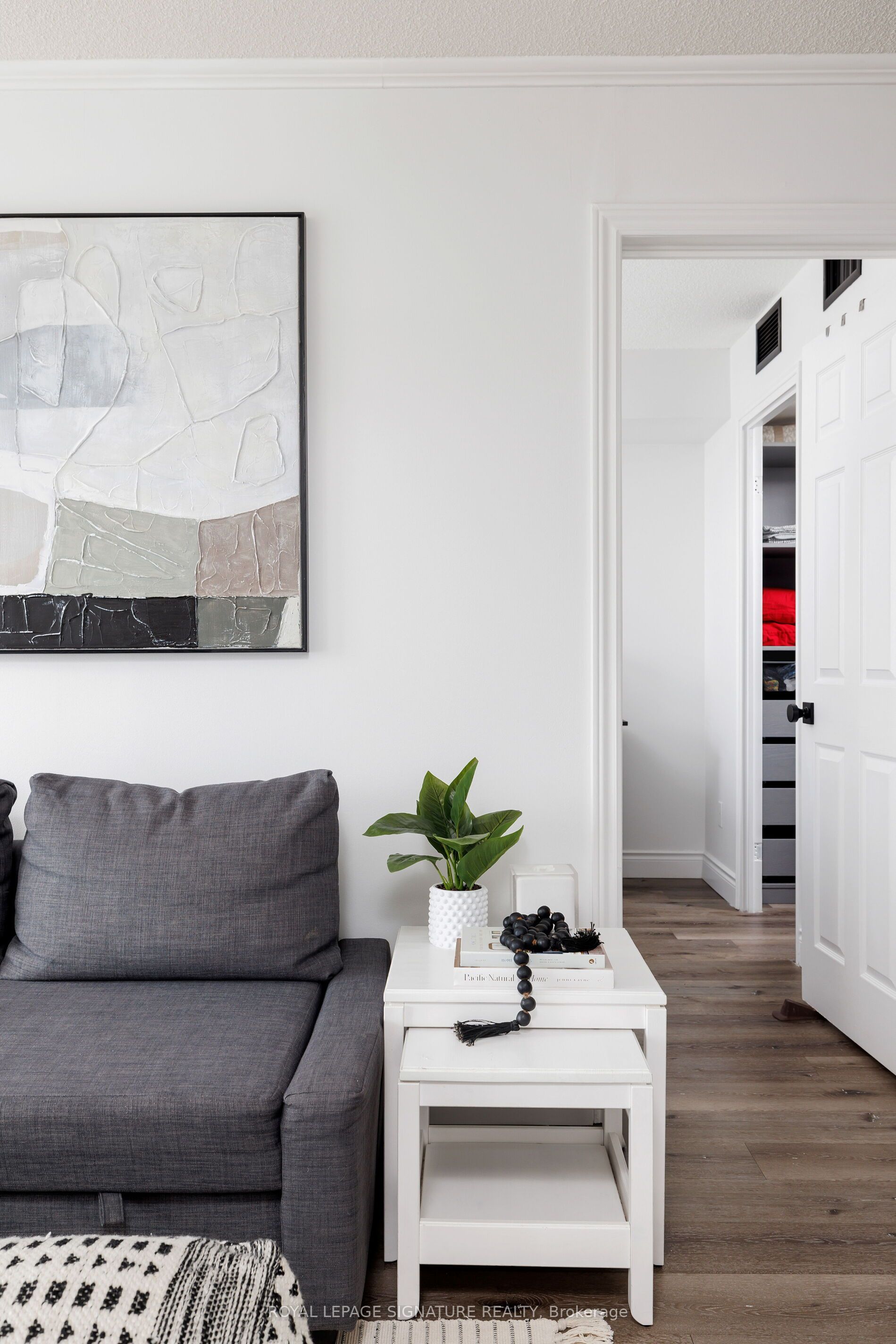 880 Dundas Street W 909