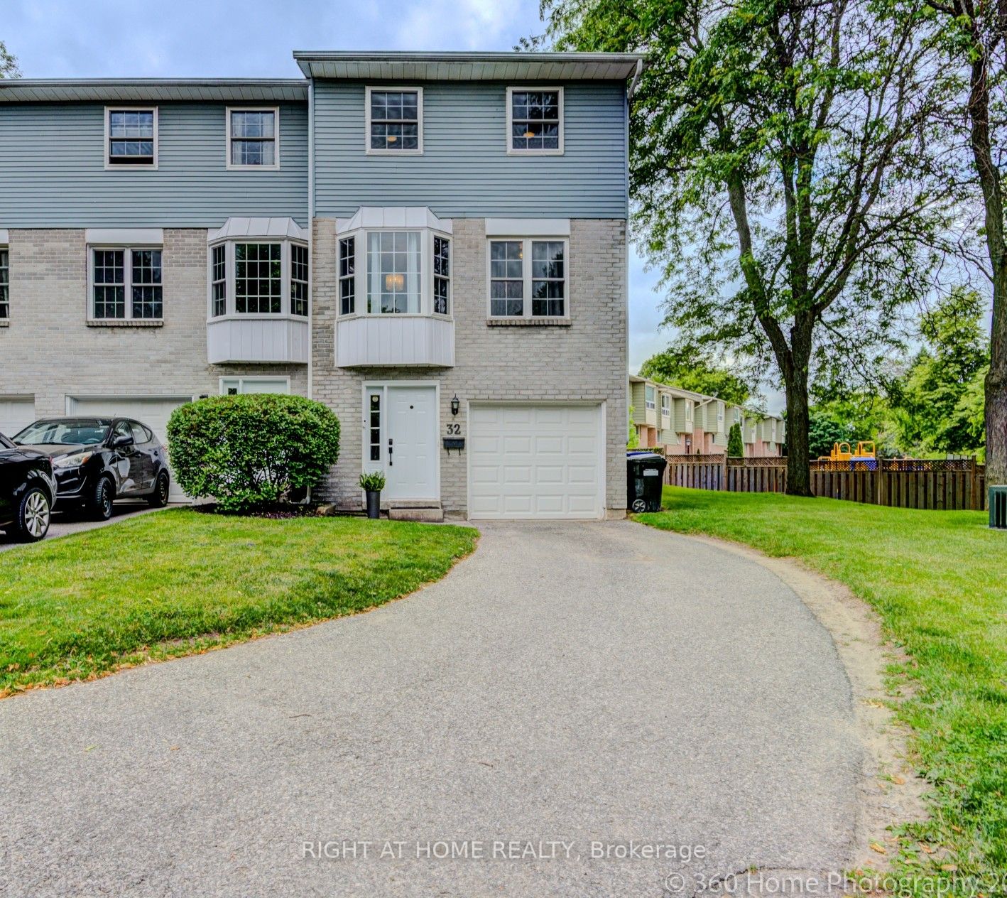 Sparkling townhouse with 2 parking spaces