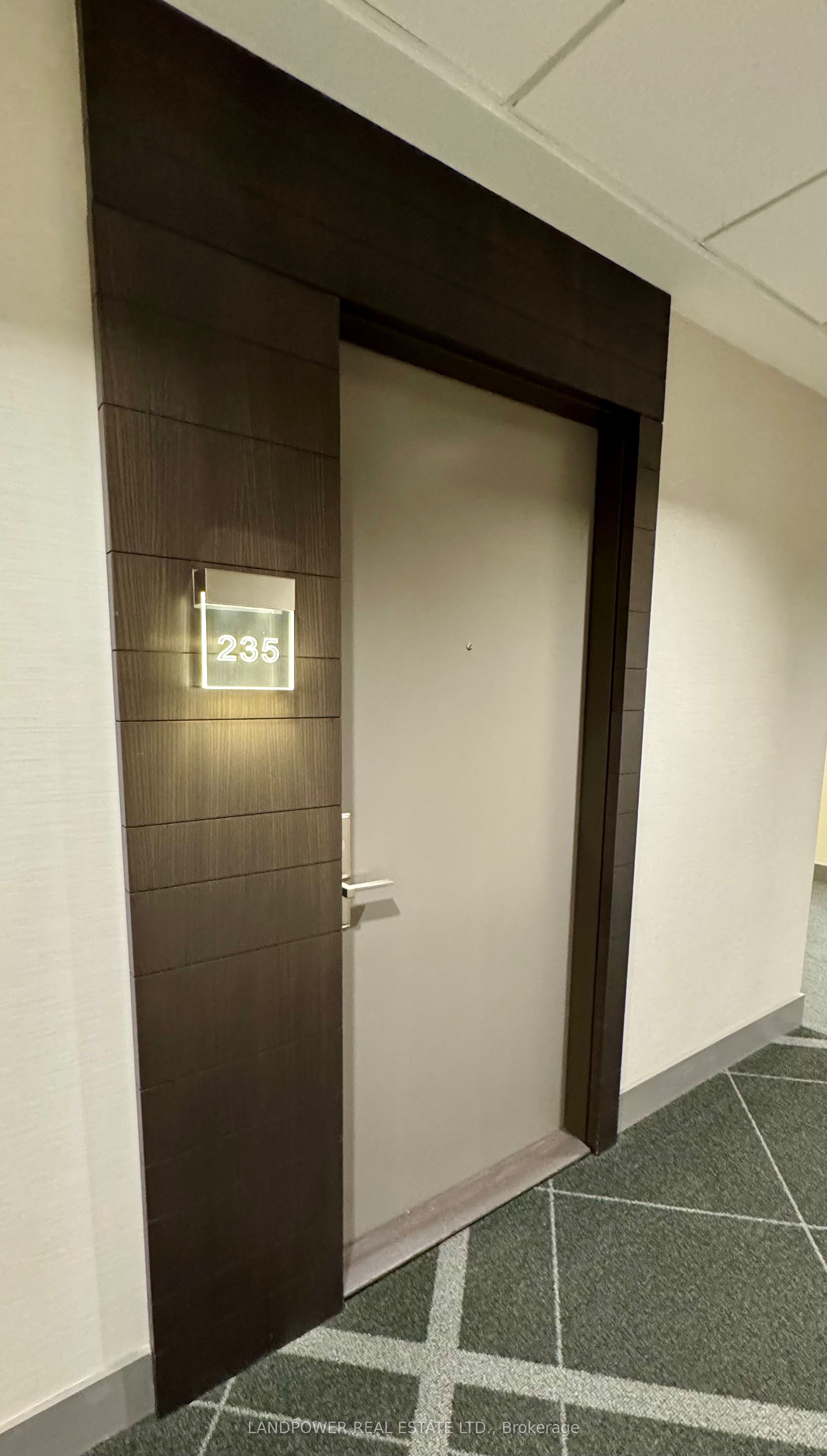 15 Merchants' Wharf N/A 235