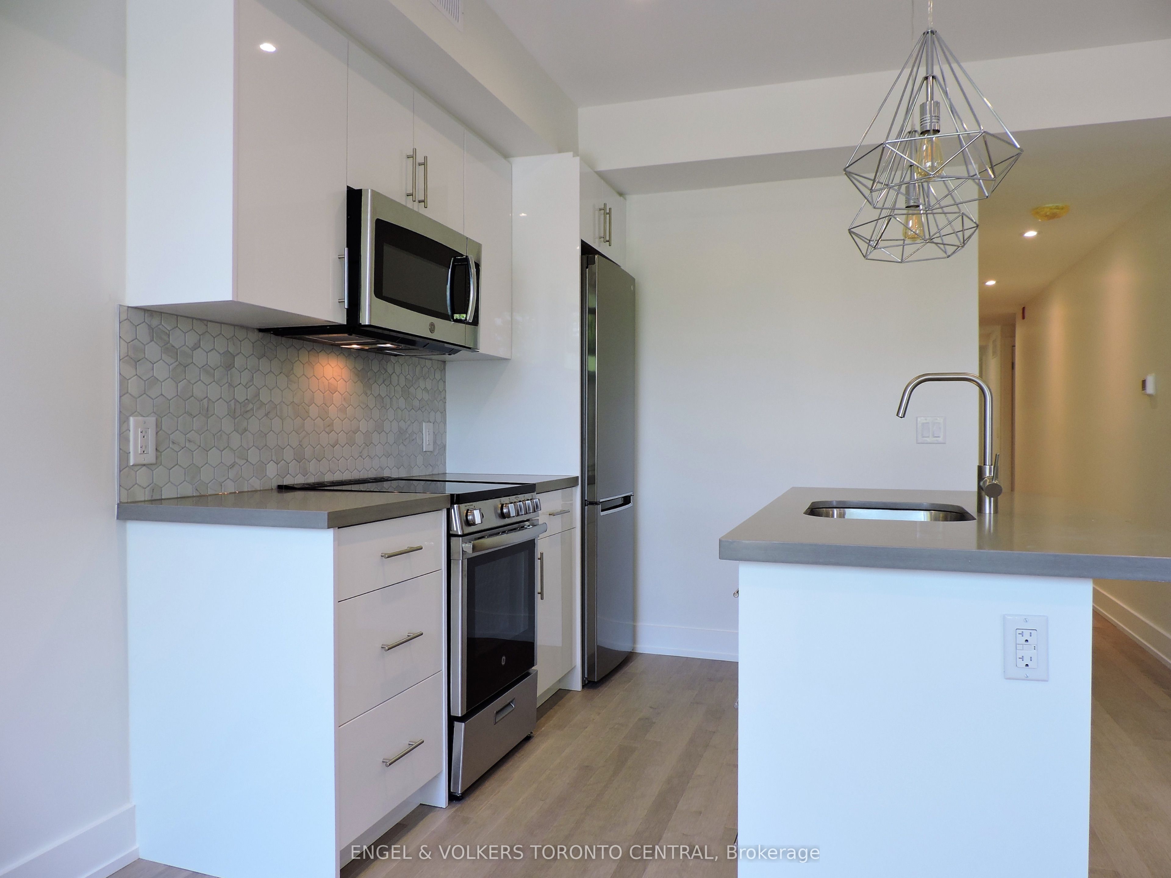 1557 Bloor Street W 4