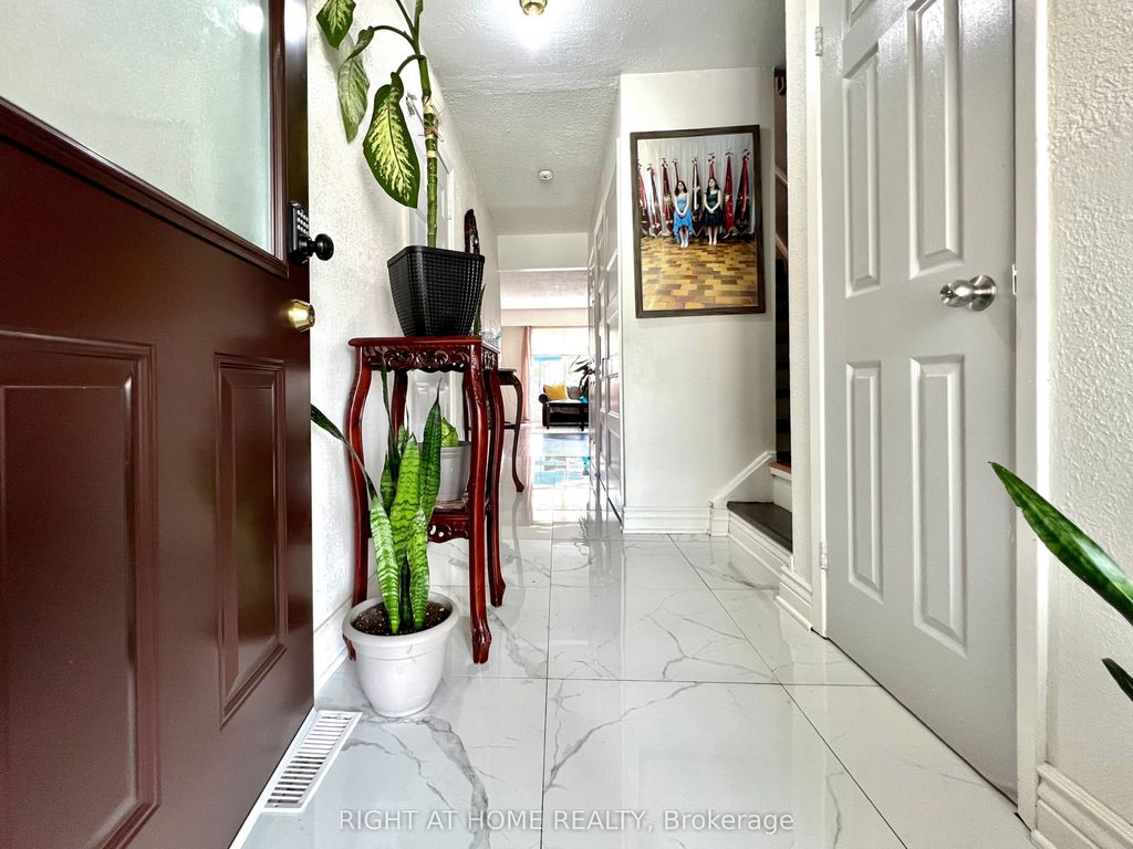 Photo of 25 Baronwood Court, Brampton, ON L6V 3H6 (MLS # W13042624)