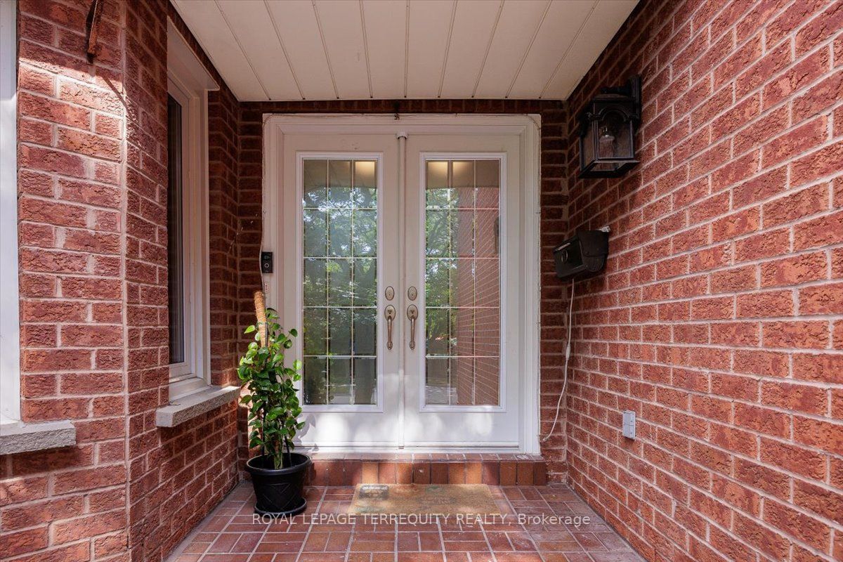 1207 Dogwood Crescent