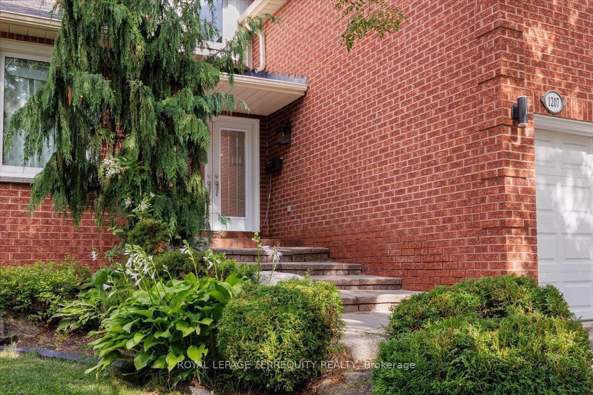 1207 Dogwood Crescent