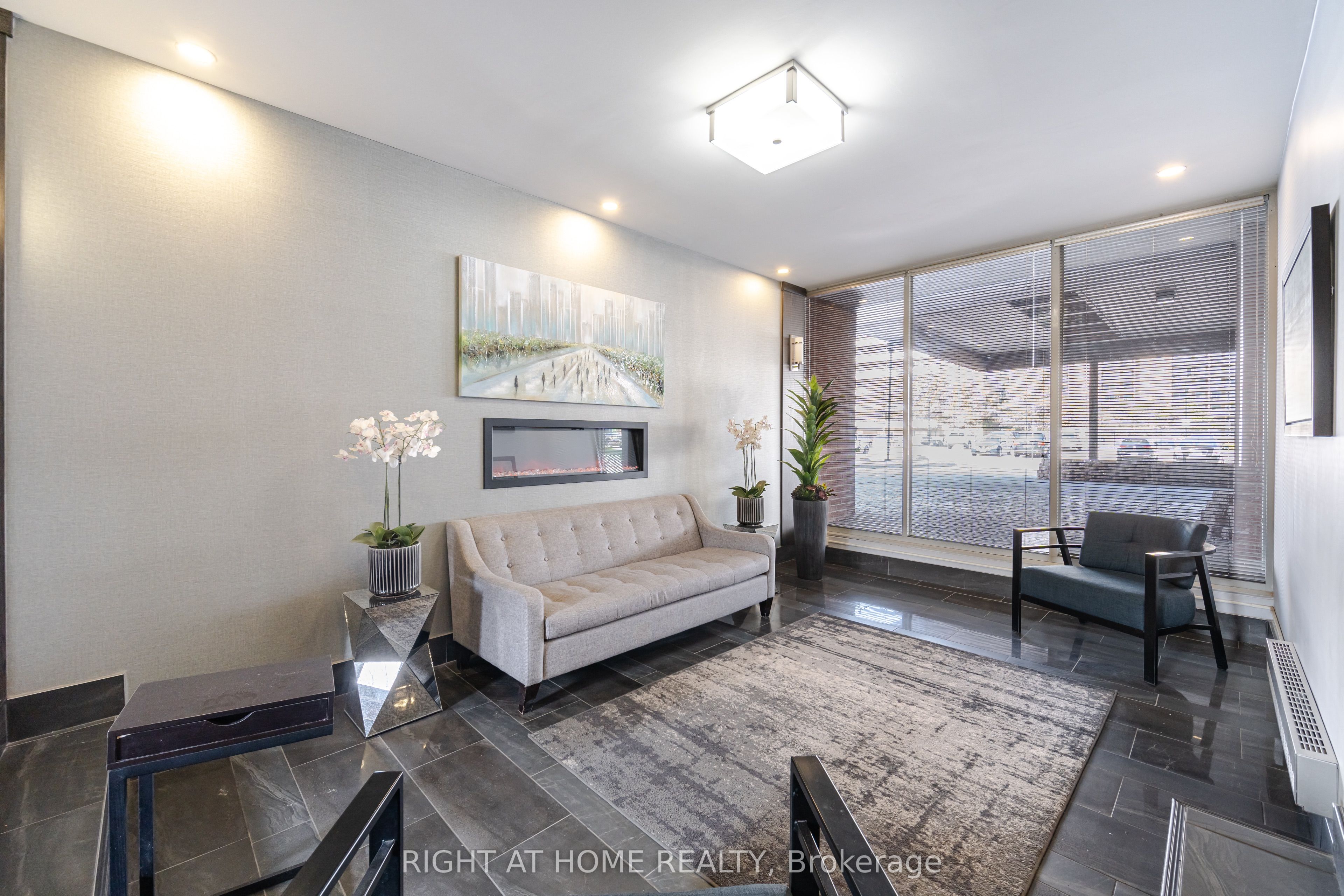 1660 Bloor Street 205