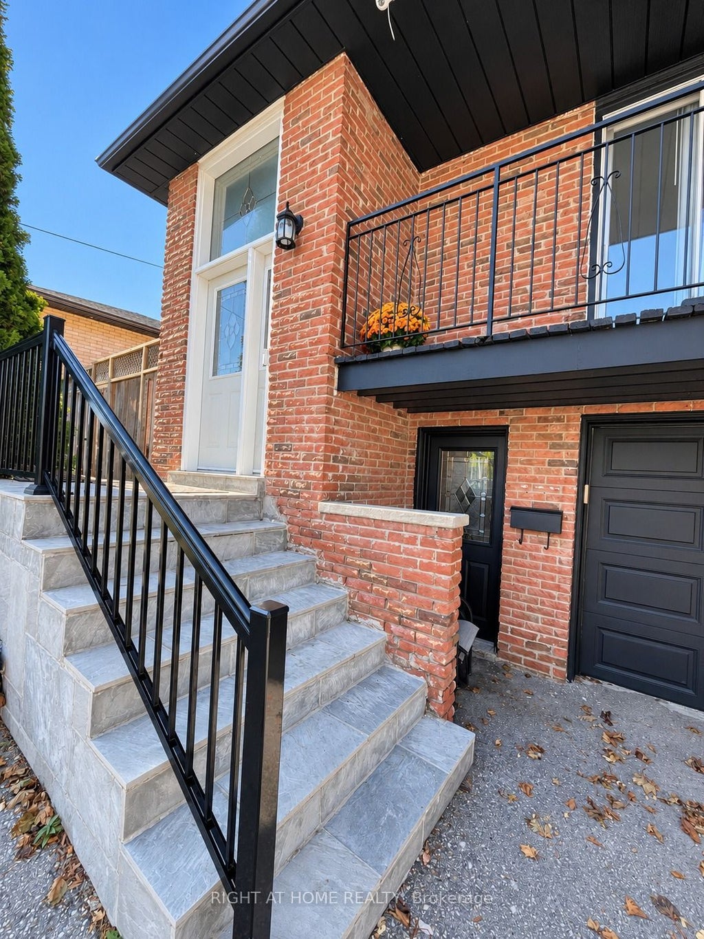 Photo of 101 Hanson Road, Mississauga, ON L5B 2E3 (MLS # W14091308)
