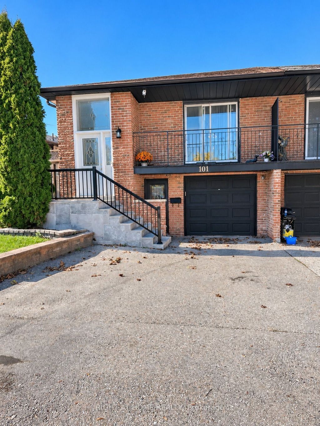 Photo of 101 Hanson Road, Mississauga, ON L5B 2E3 (MLS # W14091308)