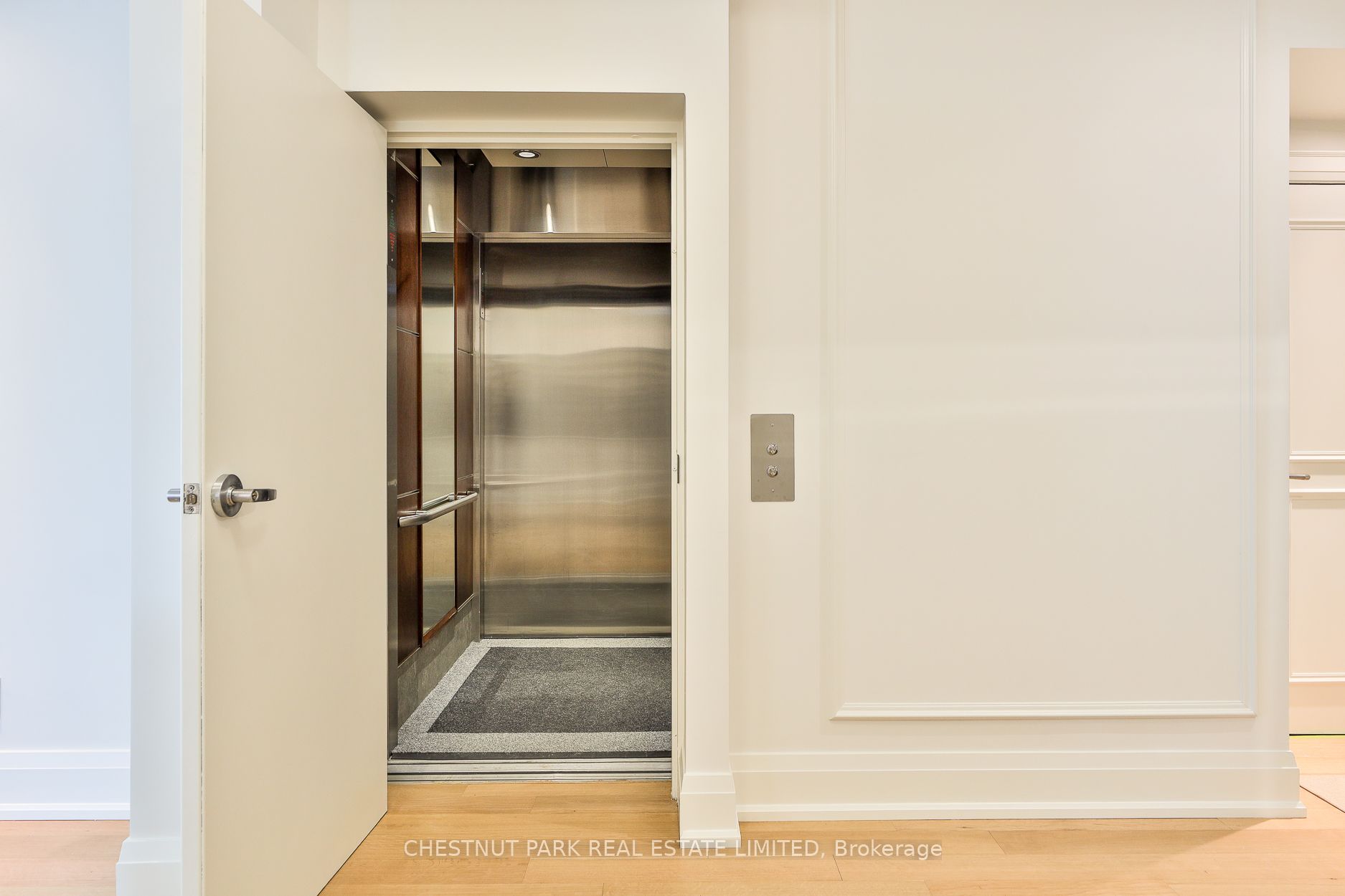 25 Scrivener Square 909