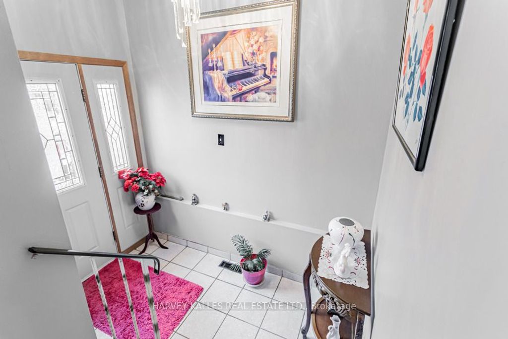 Photo of 33 Tolton Drive S, Brampton, ON L6V 2P9 (MLS # W12697772)