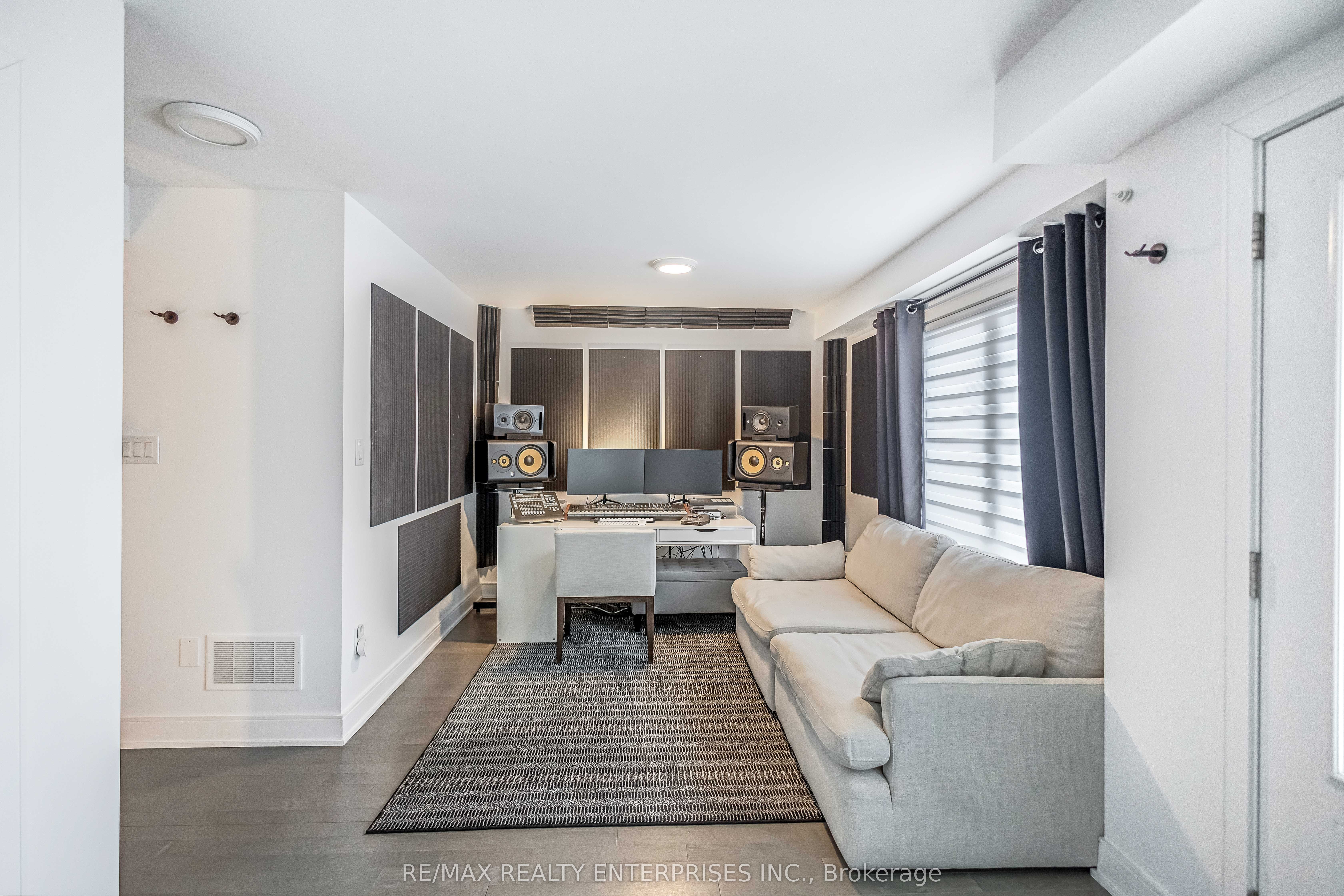 2497 Littlefield Crescent