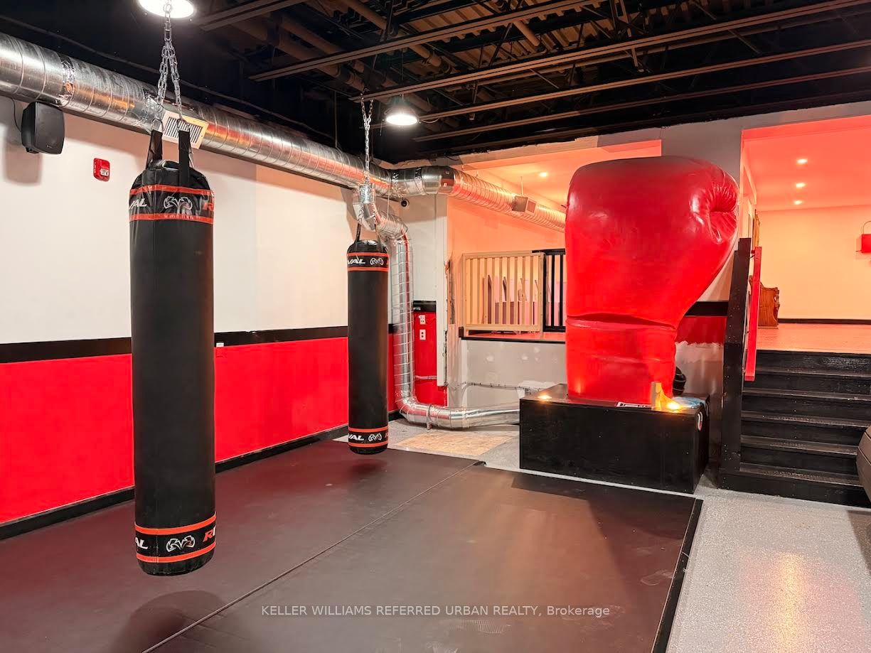 2261 Dundas Street W