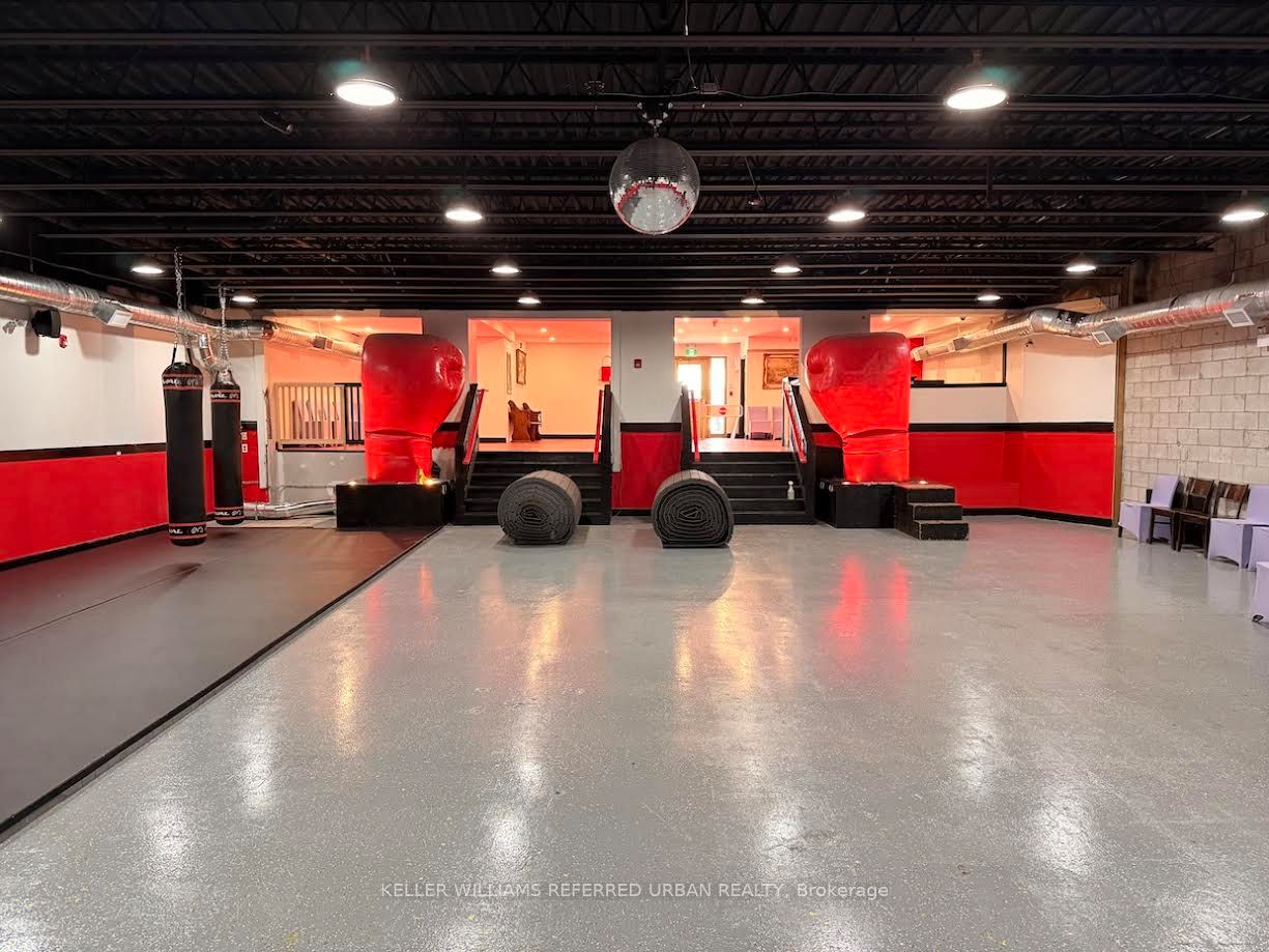 2261 Dundas Street W