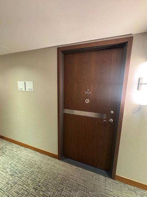 19 Bathurst Street 3909 Toronto ON M5V 0N2