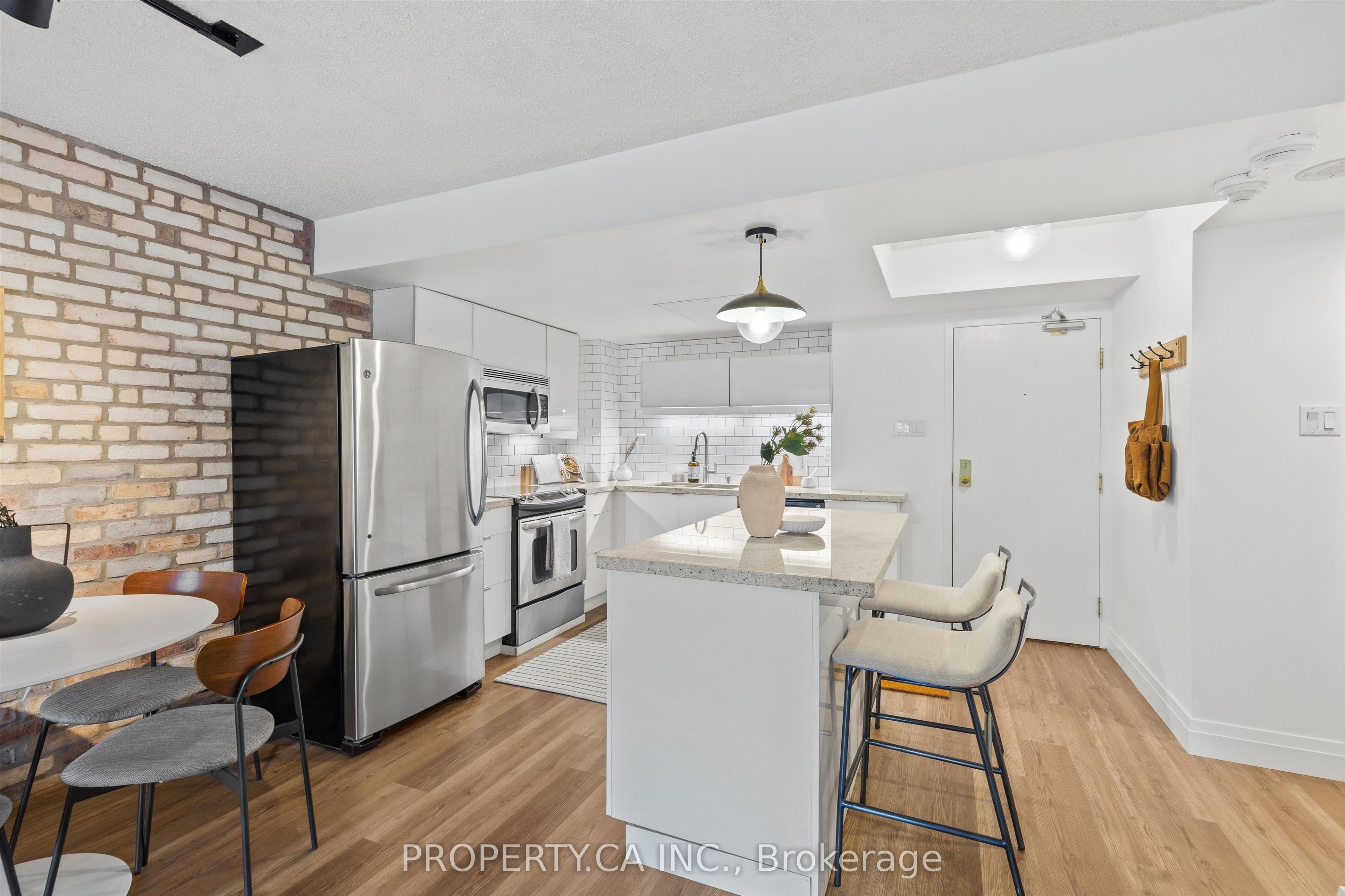 456 College Street 306