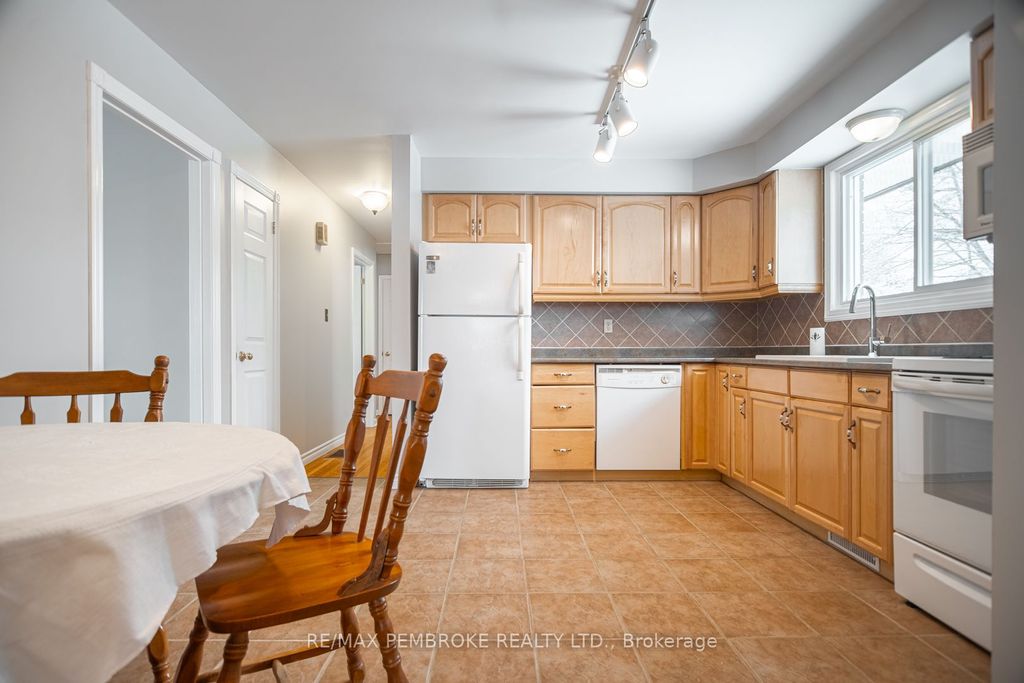 Photo of 395 Chamberlain Street, Pembroke, ON K8A 2N3 (MLS # X12988804)