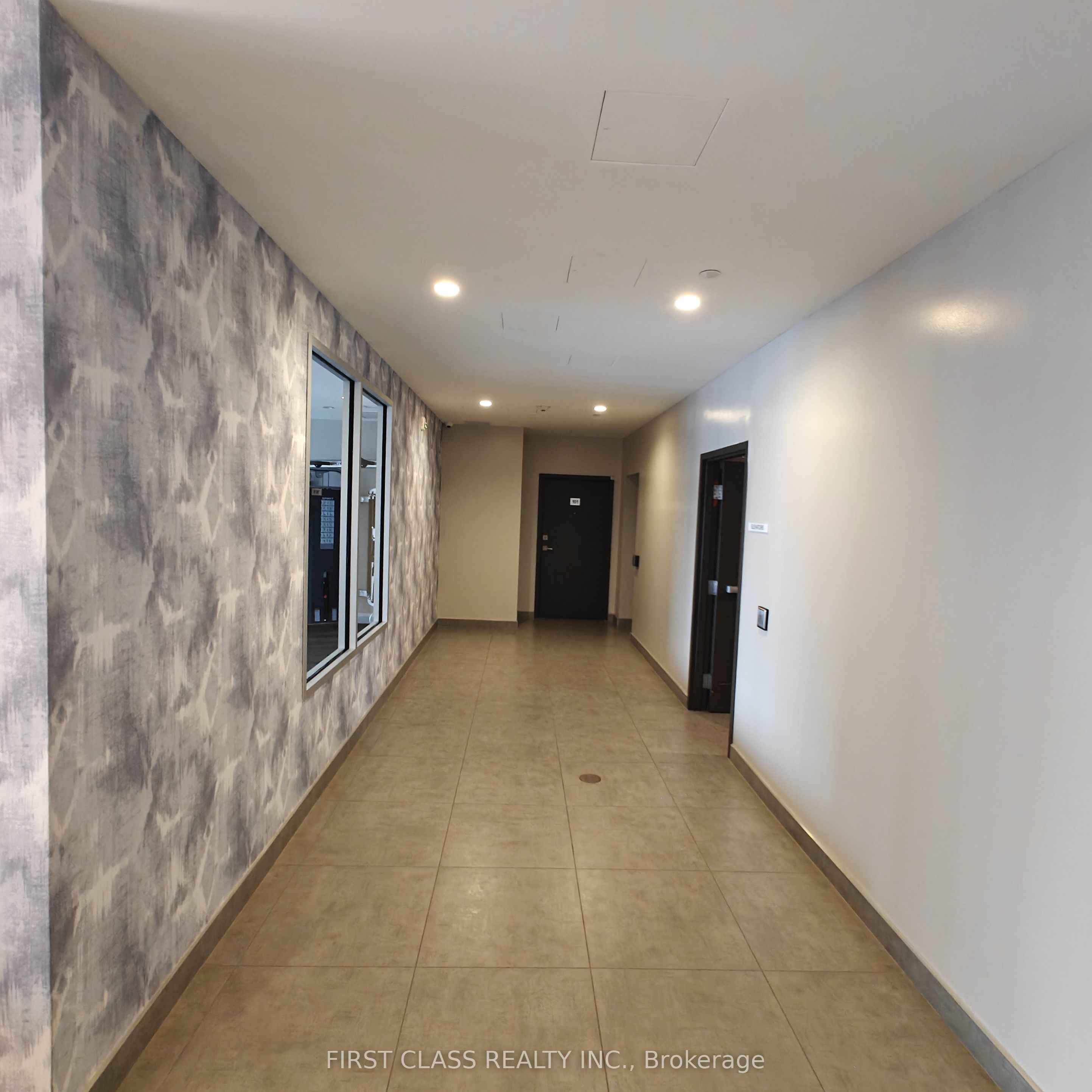 716 Main Street E 808