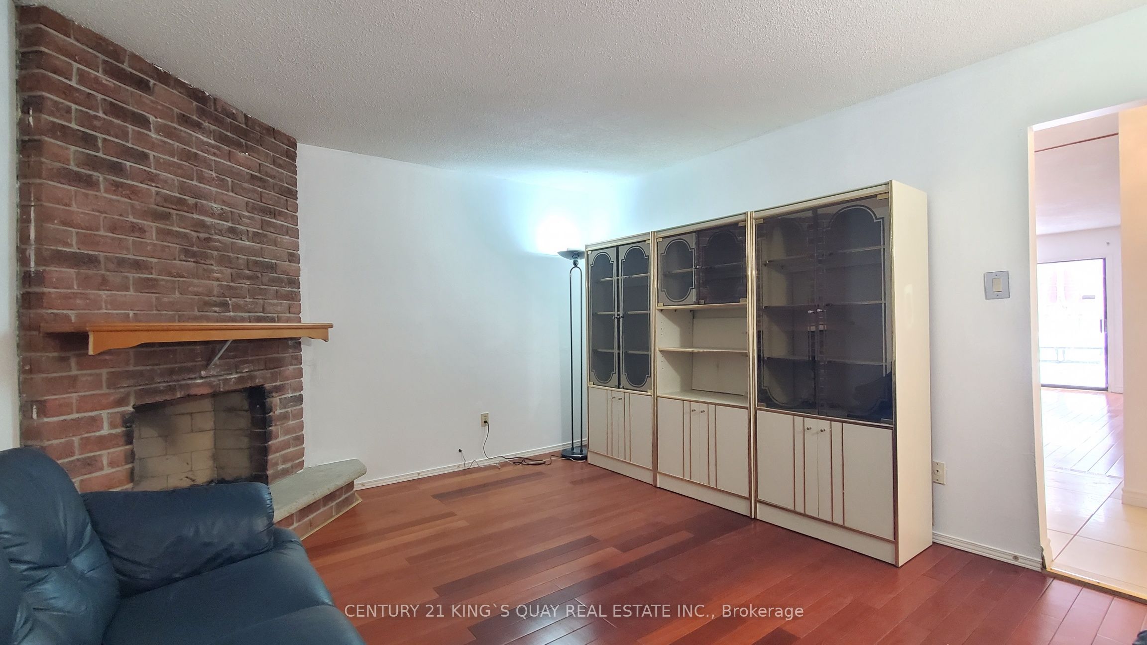 6 Cottsmore Crescent