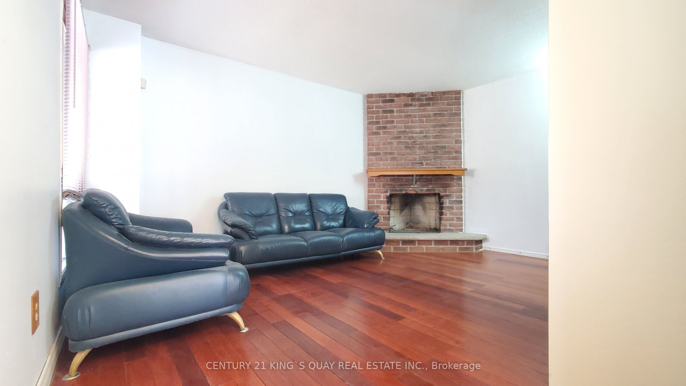 6 Cottsmore Crescent