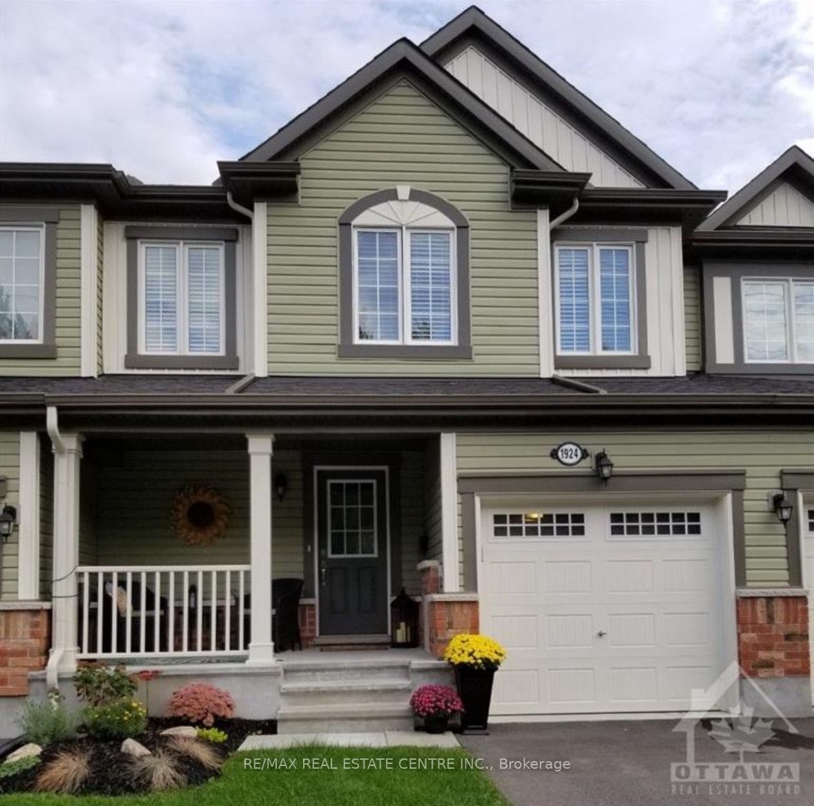 Photo 1 of 12 — 1924 Maple Grove, Stittsville - Munster - Richmond, ON K2S 1B9