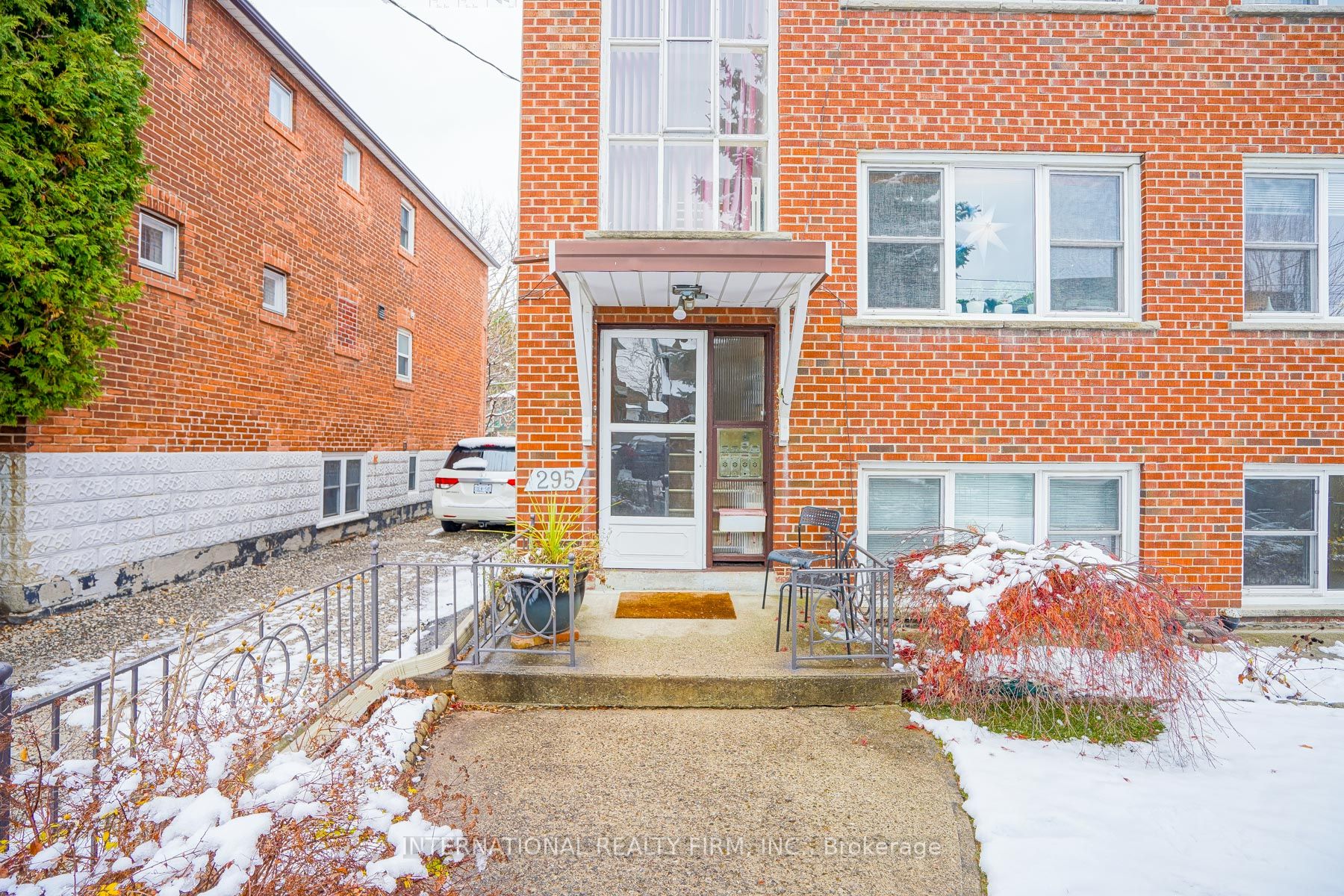 295 Indian Grove W 3