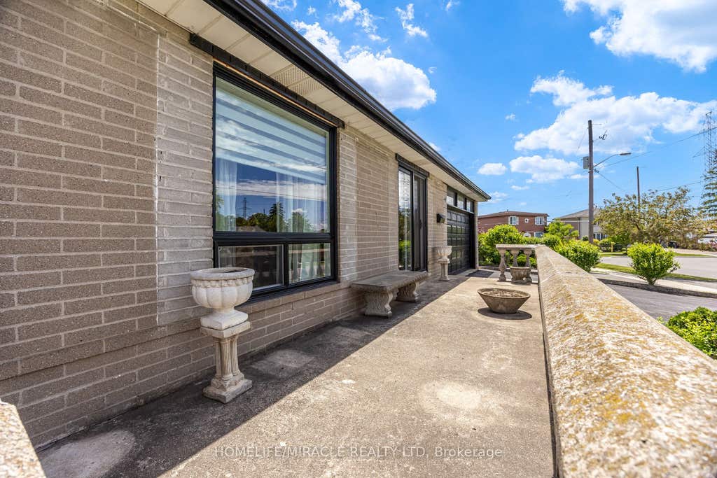 Photo of 9 Wheatsheaf Crescent, Toronto, ON M3N 1P7 (MLS # W13484460)