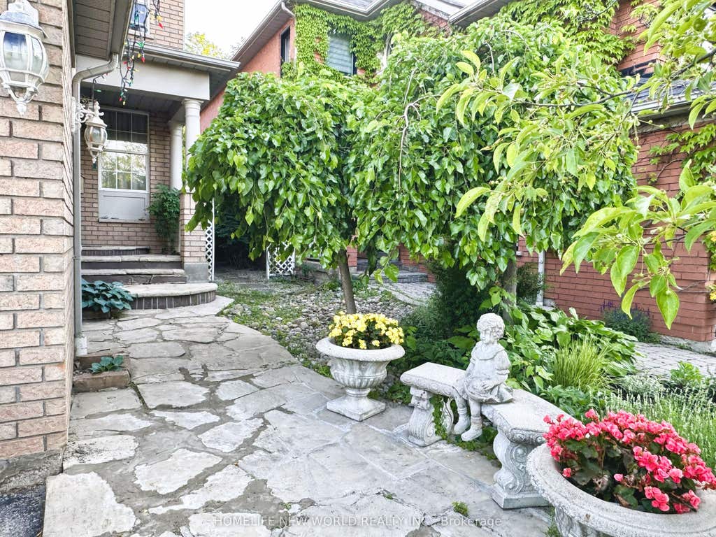 Photo of 2326 Yorktown Circle, Mississauga, ON L5M 5Y2 (MLS # W13648358)