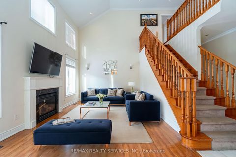 52 Mount Royal Circle Brampton ON L6P 2K4