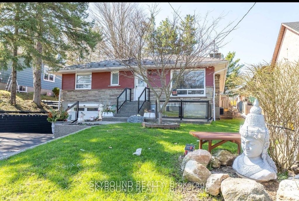 Photo of 32 Victoria Avenue, Halton Hills, ON L7J 1Y9 (MLS # W13075964)