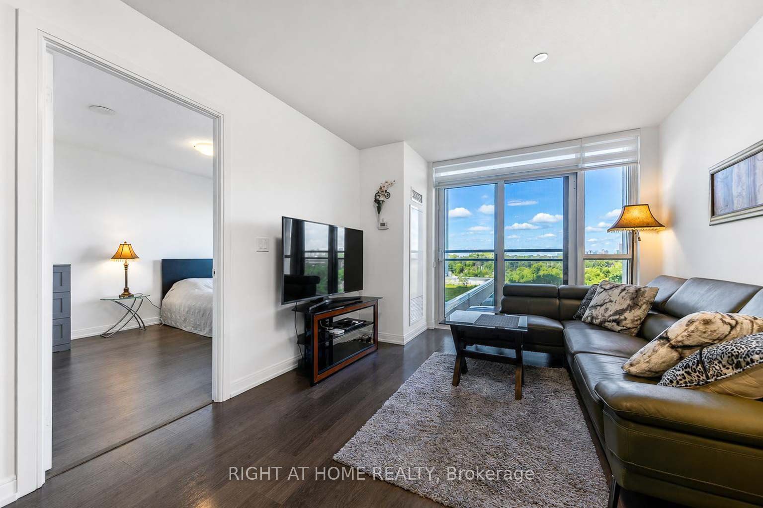 255 Village Green Square 606