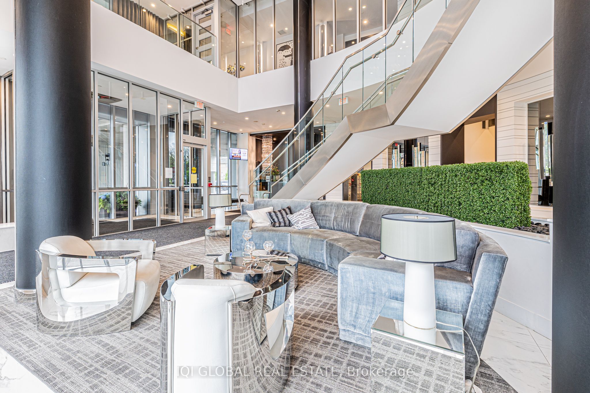 9471 Yonge Street 301