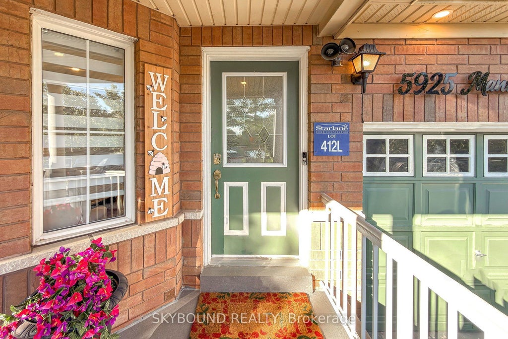 Photo of 5925 Manzanillo Crescent, Mississauga, ON L5M 6Y6 (MLS # W13726092)
