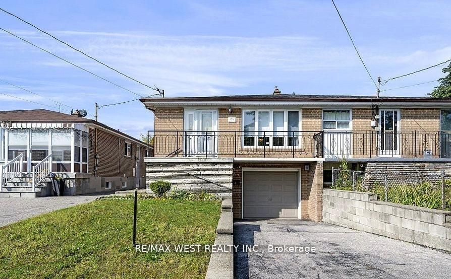 Photo 1 of 3 — 136 Duncanwoods Drive, Toronto, ON M9L 2E1