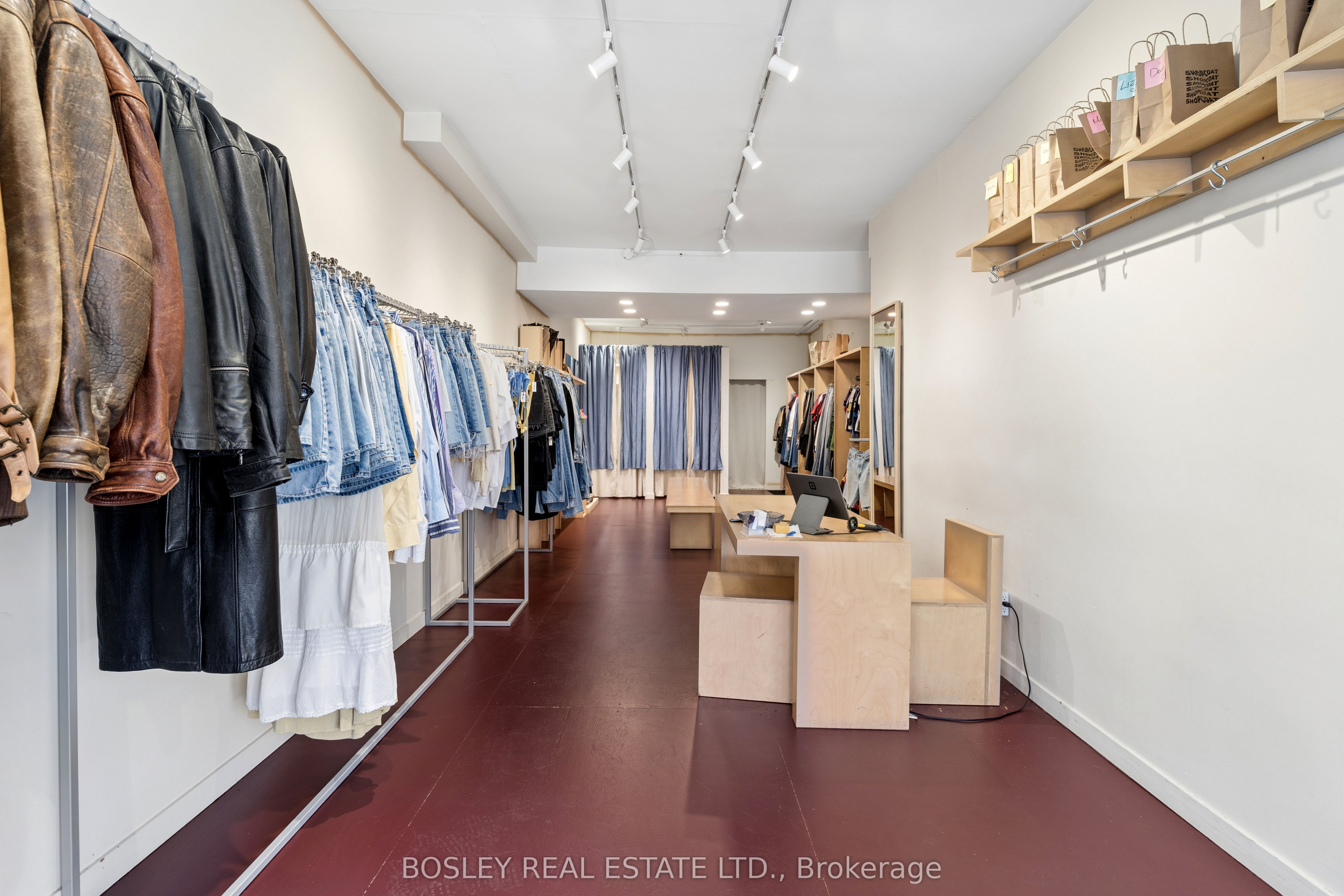 1167 Dundas Street W