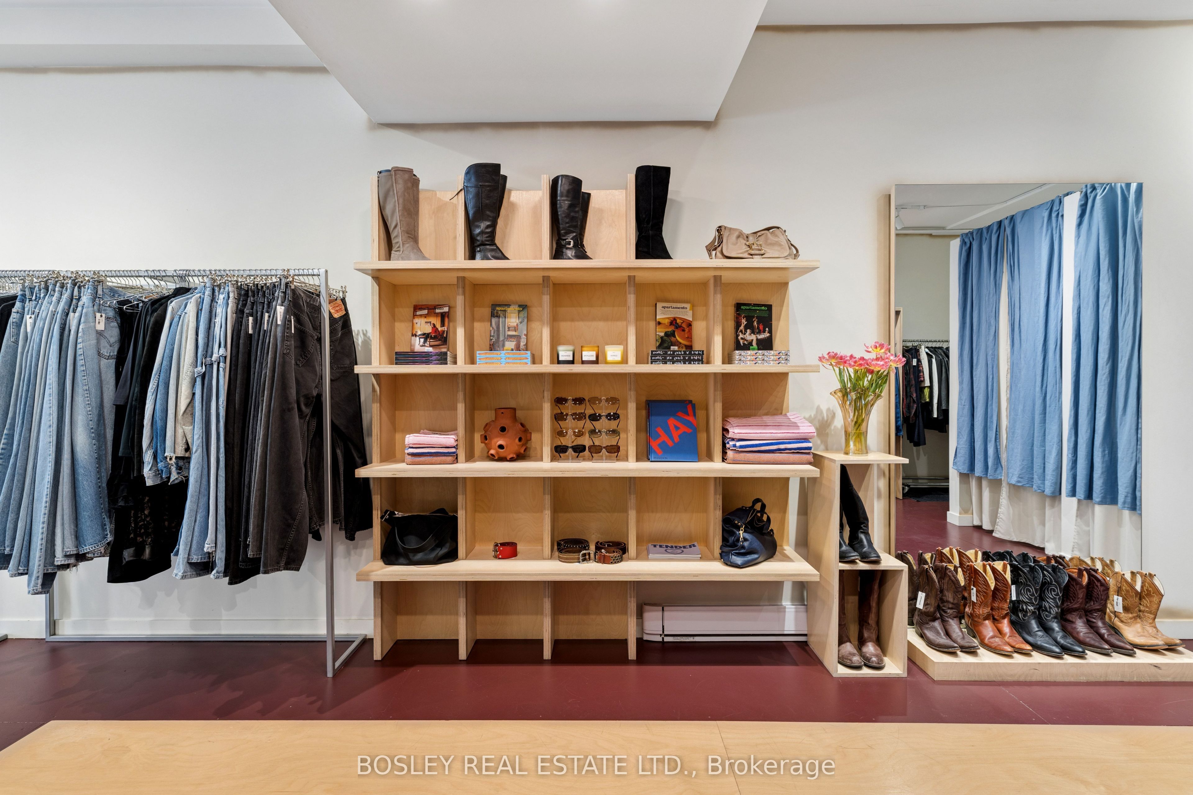 1167 Dundas Street W
