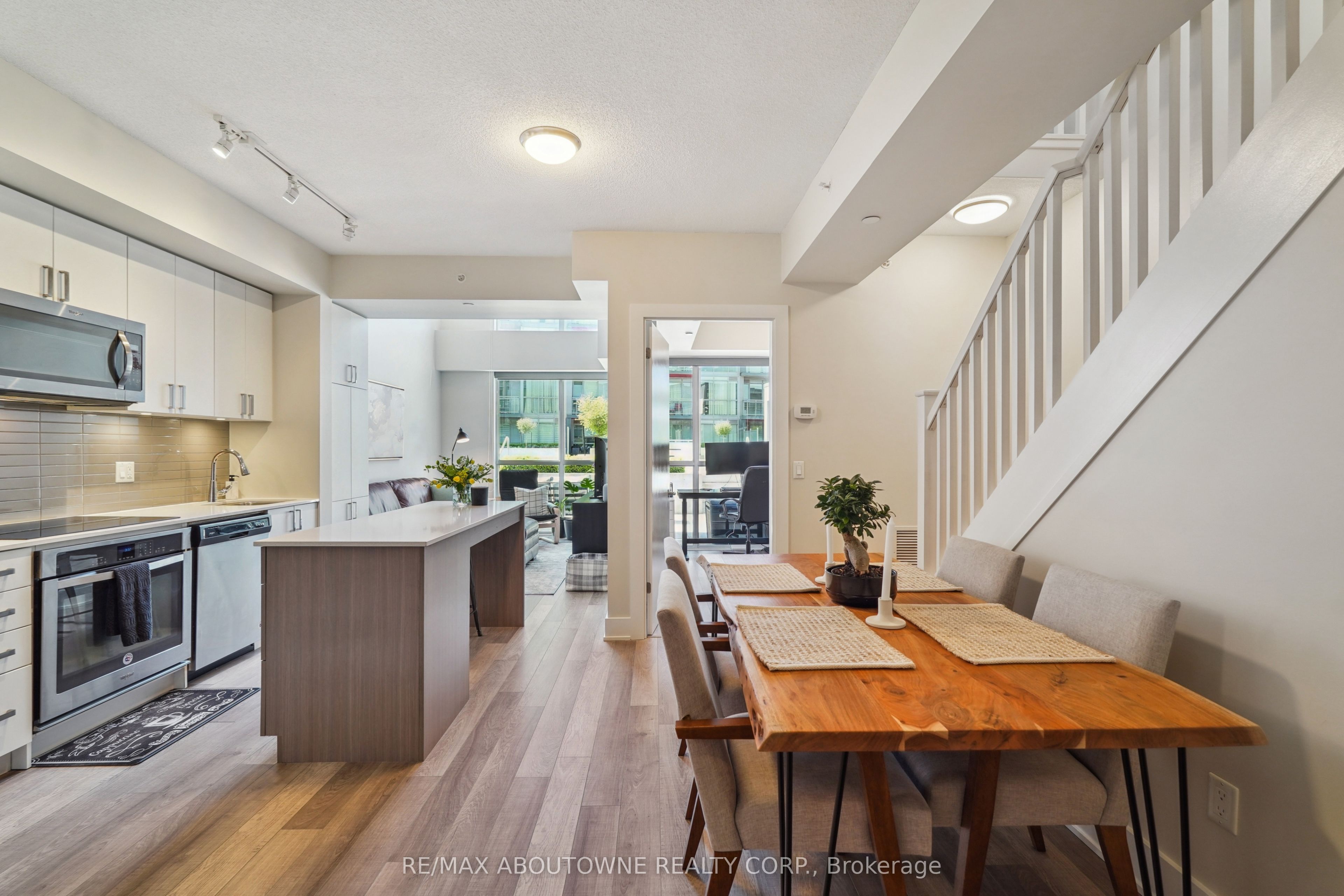 5260 Dundas Street C204