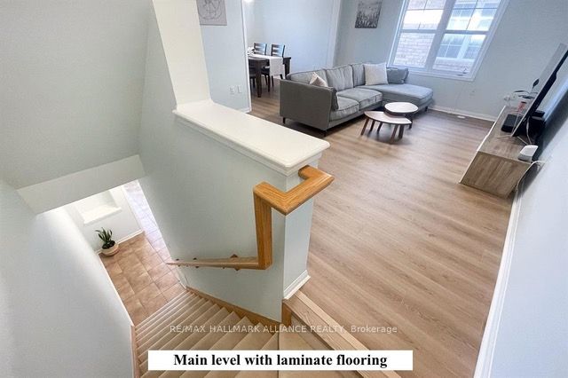 925 Hasselfeldt Heights