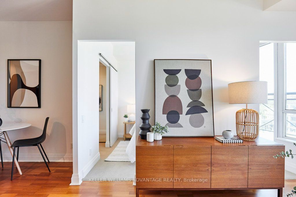 20 Scrivener Square 806