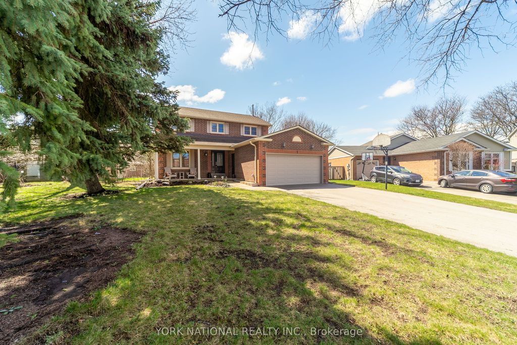 Photo of 1 Eves Court, Newmarket, ON L3Y 7P8 (MLS # N13018040)