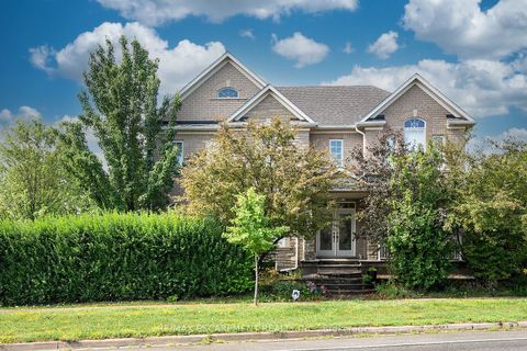 5410 Duchess Court Lower Burlington ON L7L 6Z4