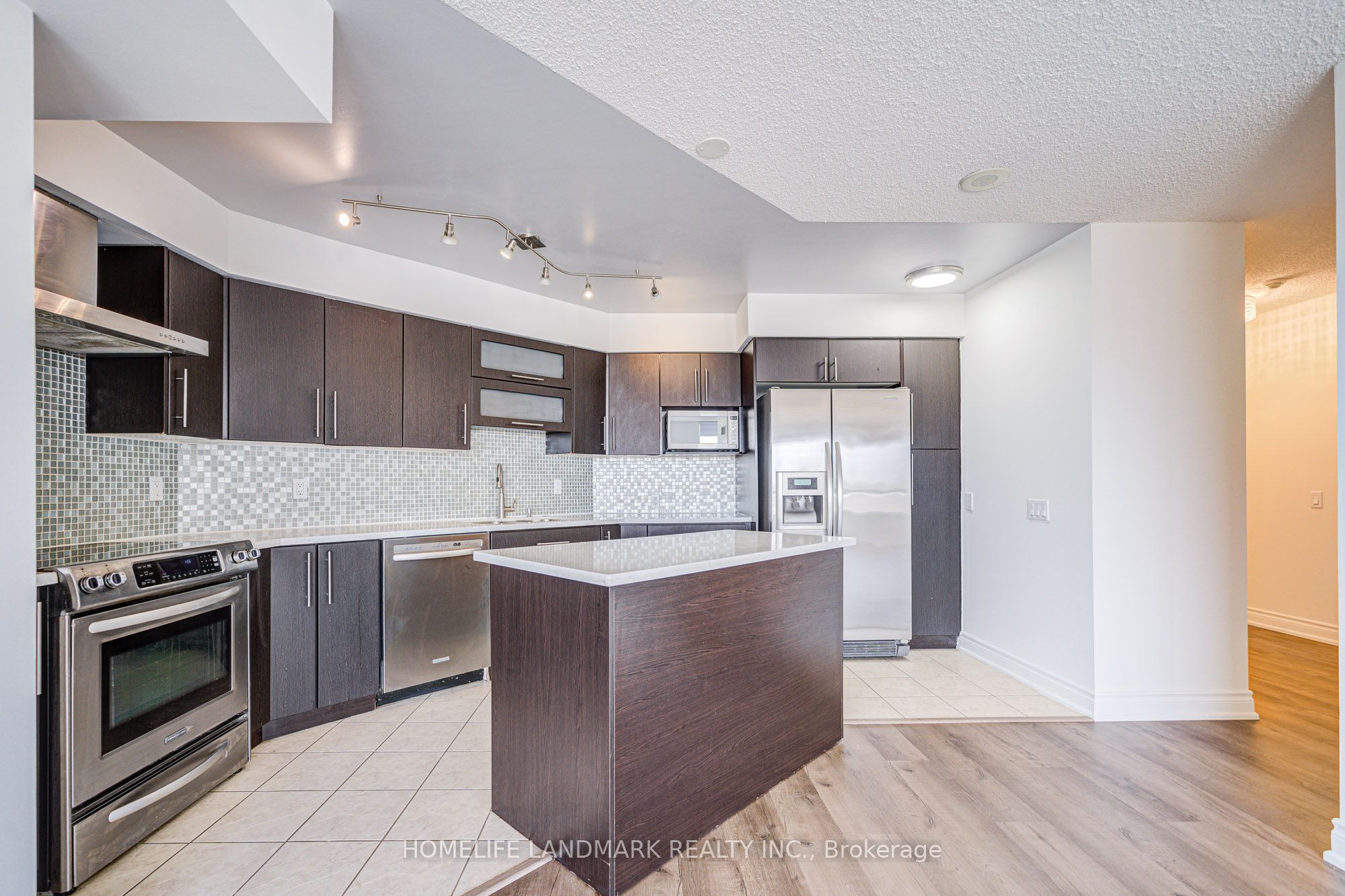 9017 Leslie Street 311