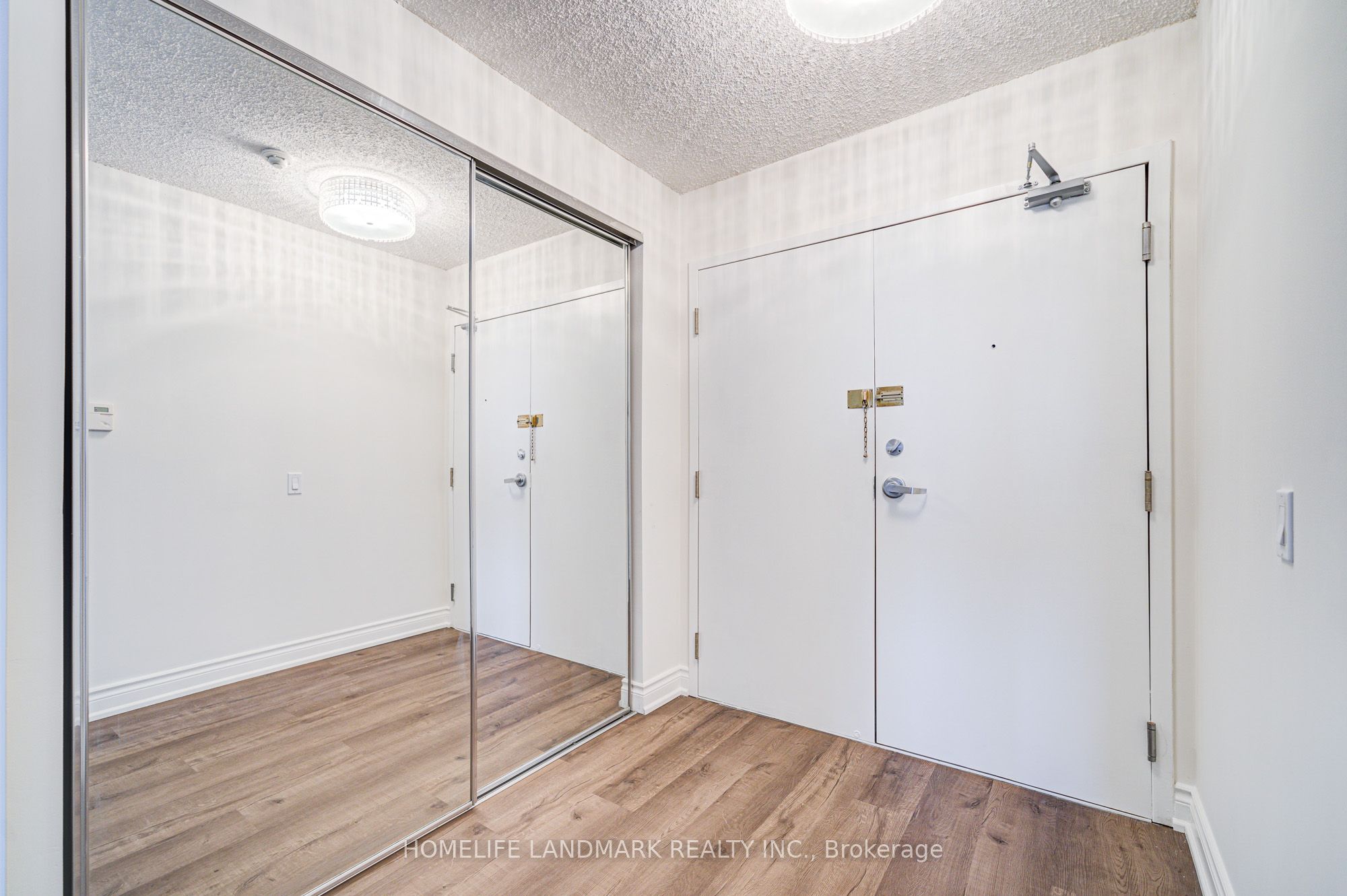 9017 Leslie Street 311