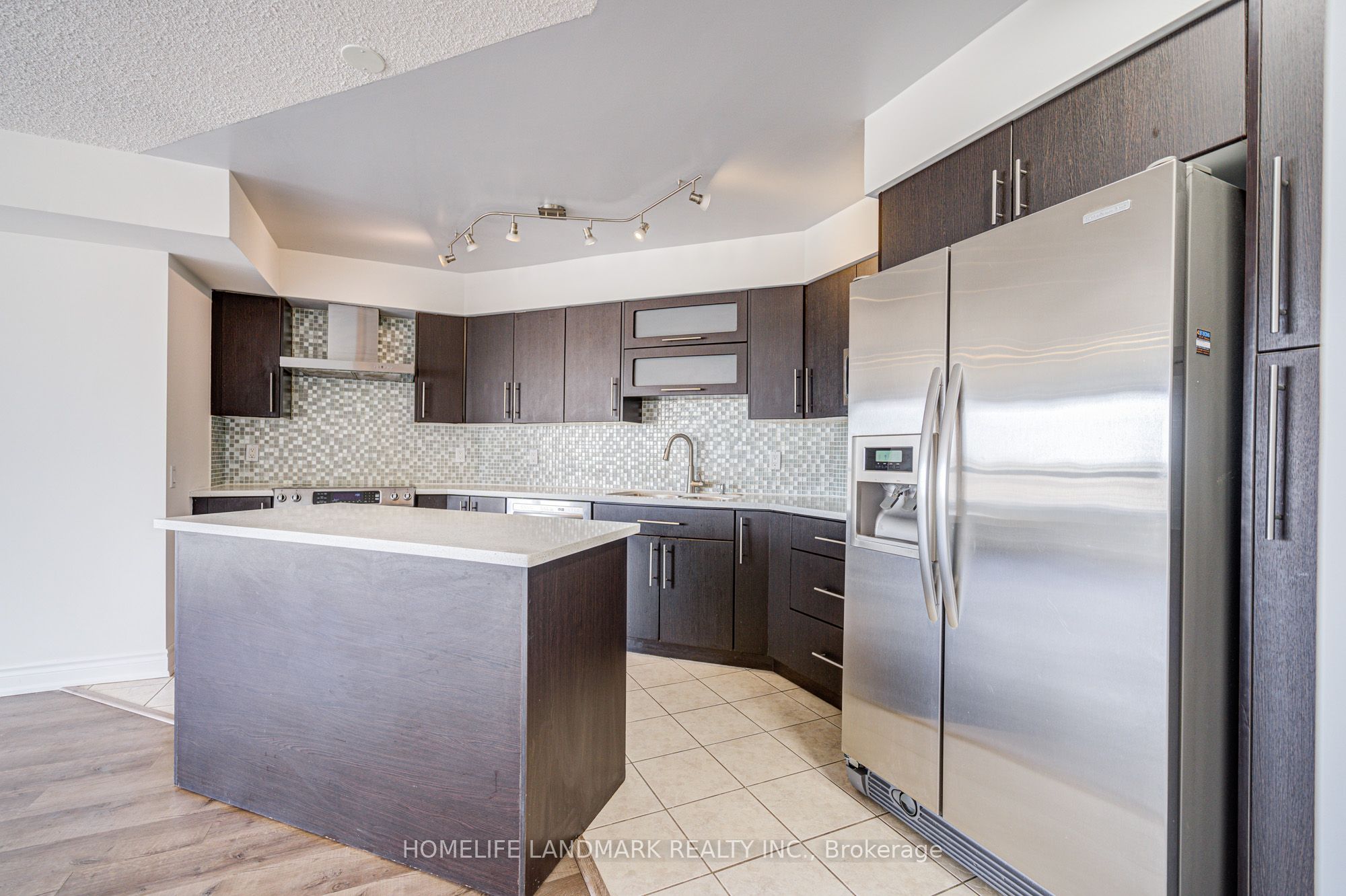 9017 Leslie Street 311