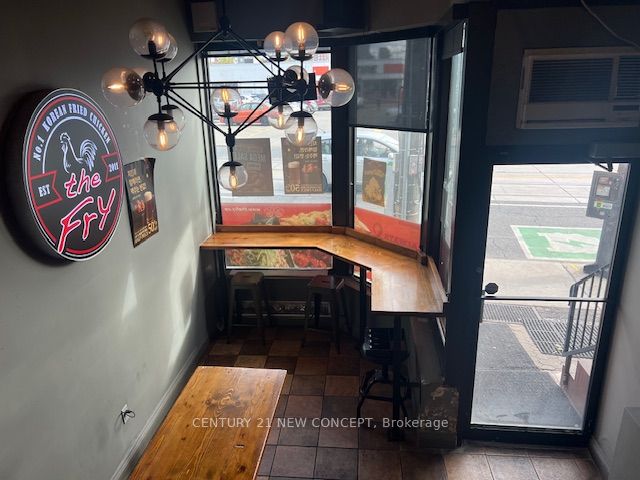 2285 Dundas Street W